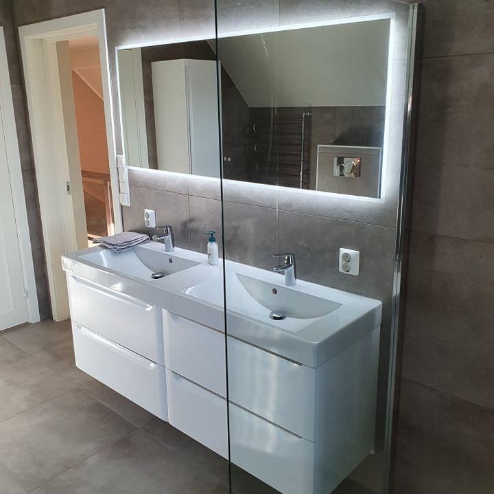 Baderom med et bredt speil og 2 vasker